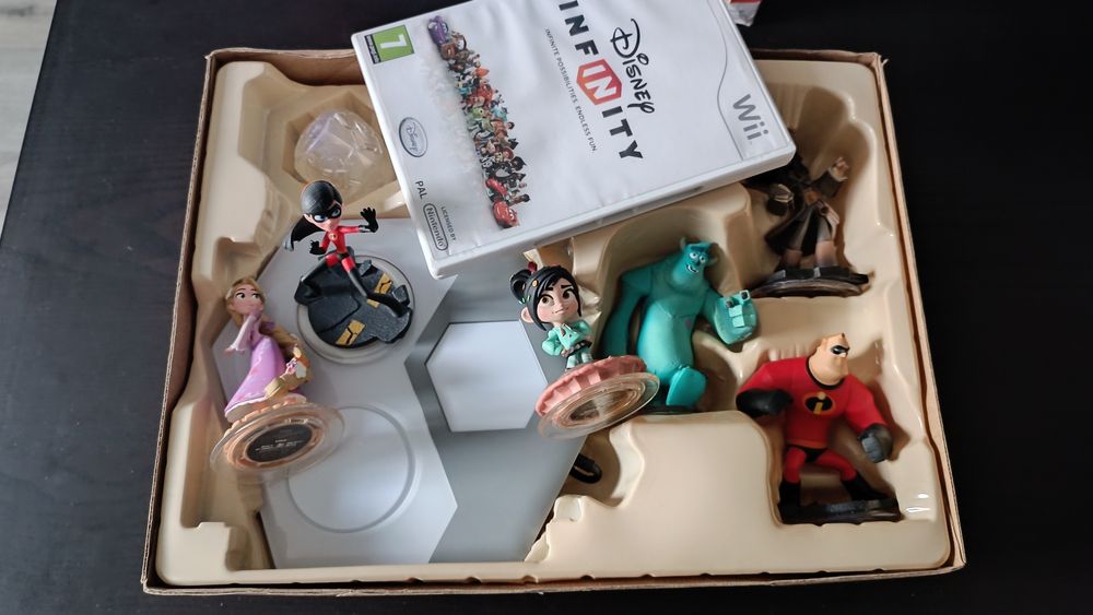 Jogo Wii Disney Infinity como novo + figuras extras
