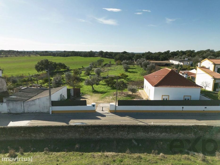 Uma casa de granito totalmente reconstruída no Alto Alentejo com pomar