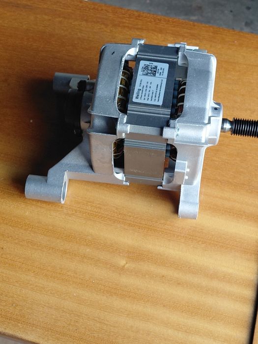 Silnik YXT220-2d (L) od pralki Whrilpool FFL 6038 B PL,