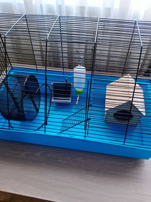 Большая клетка для домашних животных.