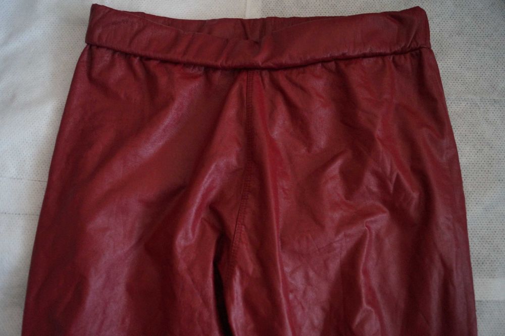 Czerwone legginsy z eko-skóry