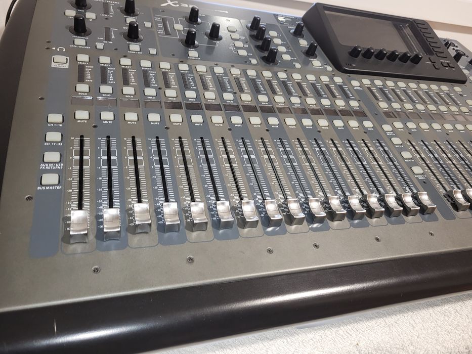 Vendo Behringer X32  com Case