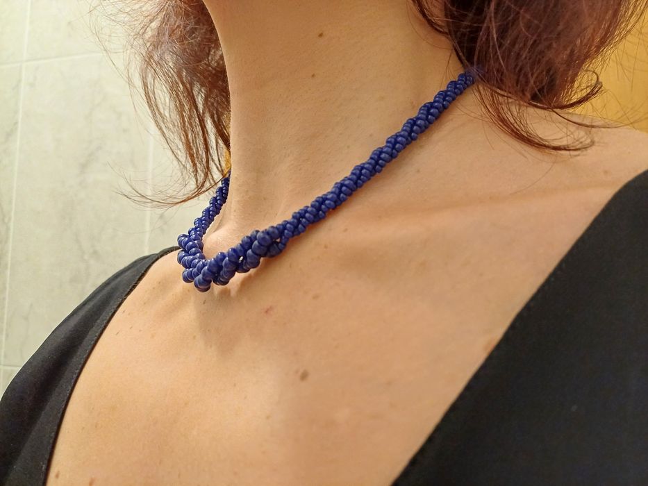 Colar/choker de missangas azuis