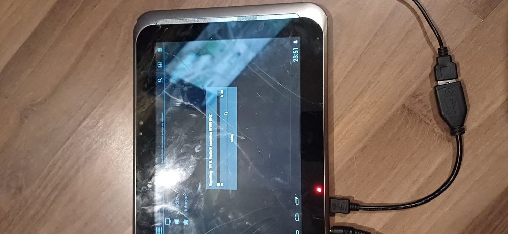 Tablet i samochodowy telewizor