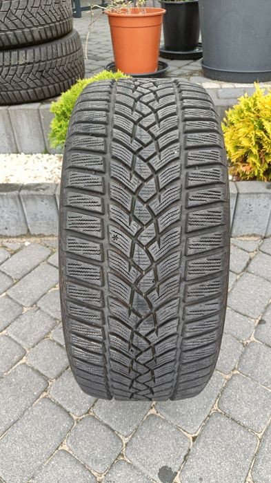 Opona zimowa Goodyear 235/45/19 7mm 2019r