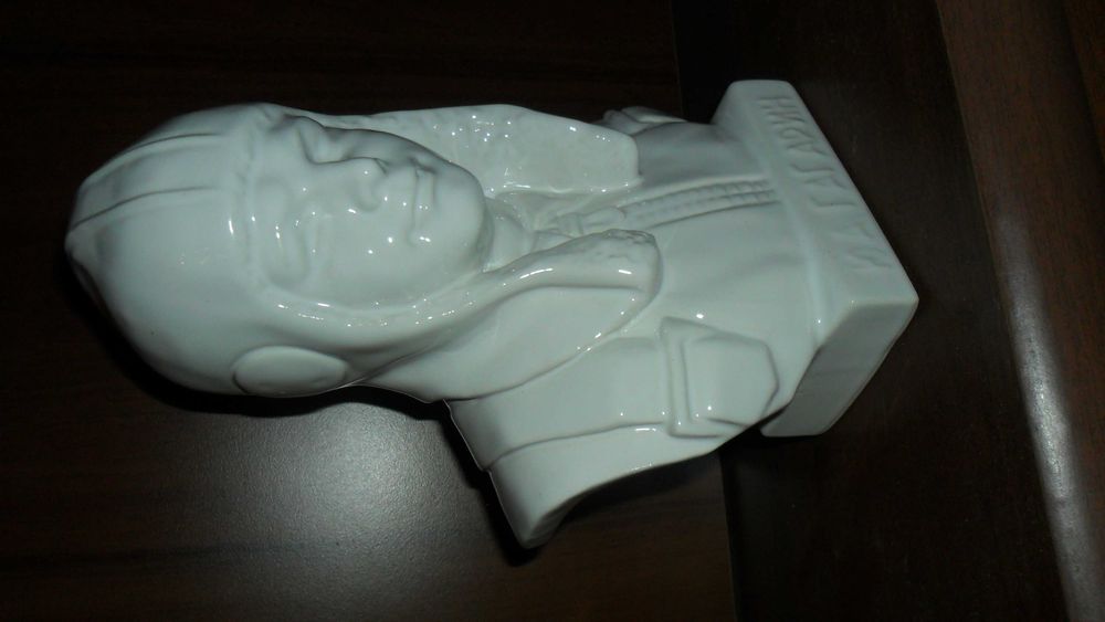 Бюст фарфоровый  Ю.Гагарин .