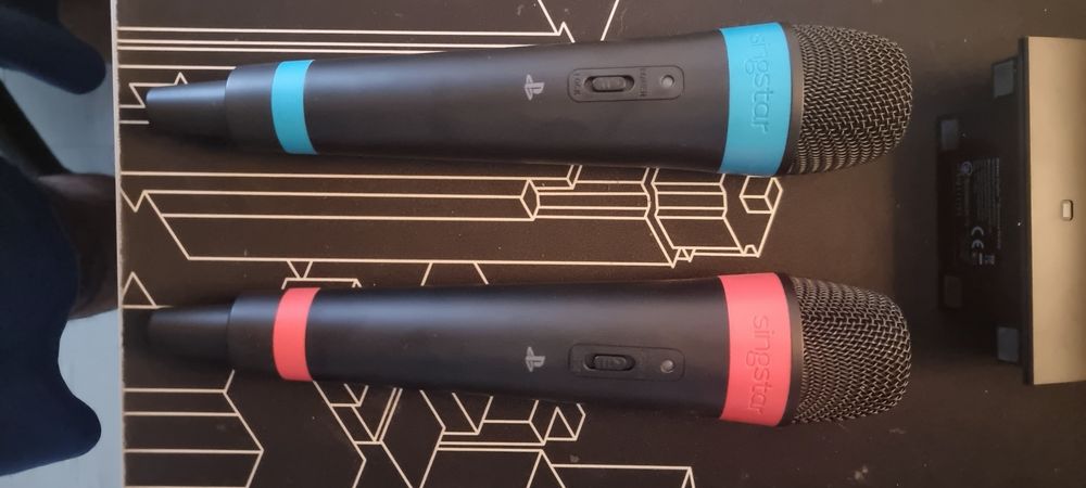 Pack SingStar PS2/PS3 Oficial - 2 Microfones + Adaptador + Comando Remoto + 2 Jogos (Portugal Hits)