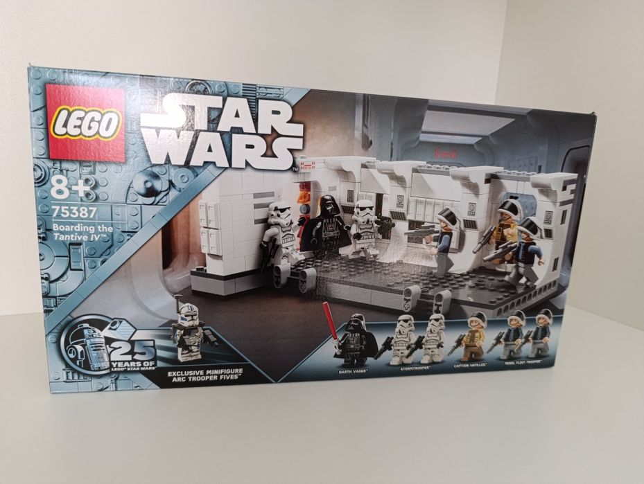 Набір LEGO Star Wars Посадка на борт Тантів IV (75387)