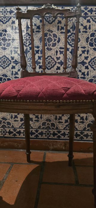 Cadeira antiga em madeira maciça, estofada – excelente estado