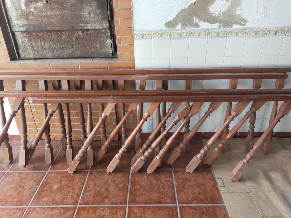 Corrimão madeira mogno