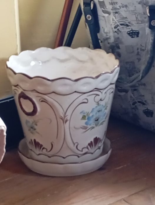 Conjunto de chávenas em porcelana fina, com base em estanho.