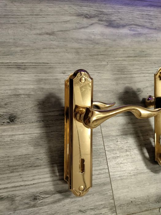 Klamki w kolorze zlotym