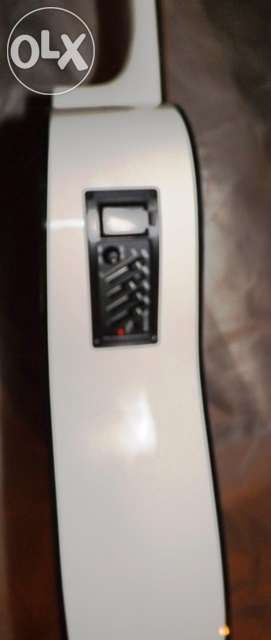 Guitarra western cutaway eletrificada