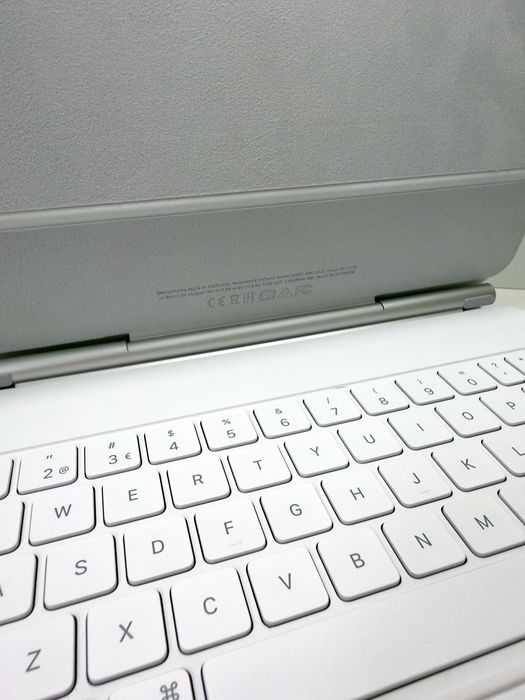 Capa Teclado Apple Magic Keyboard (PT) para iPad Air 11"