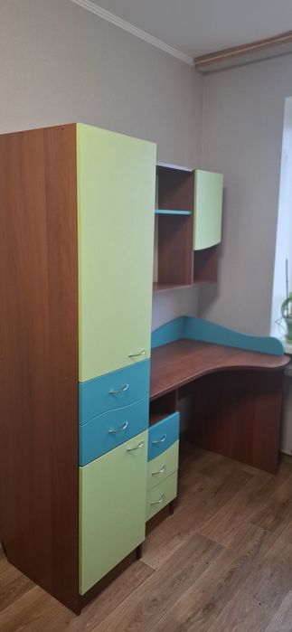 Набір меблів у дитячу кімнату + ліжко + матрац + комод + дзеркало.