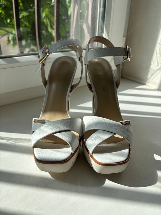 Білі туфлі-босоніжки від бренду antonio biaggi.