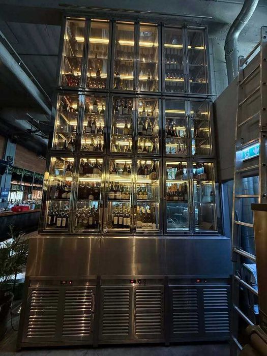 Witryna chłodnicza na wino – do 2000 butelek, 3 strefy