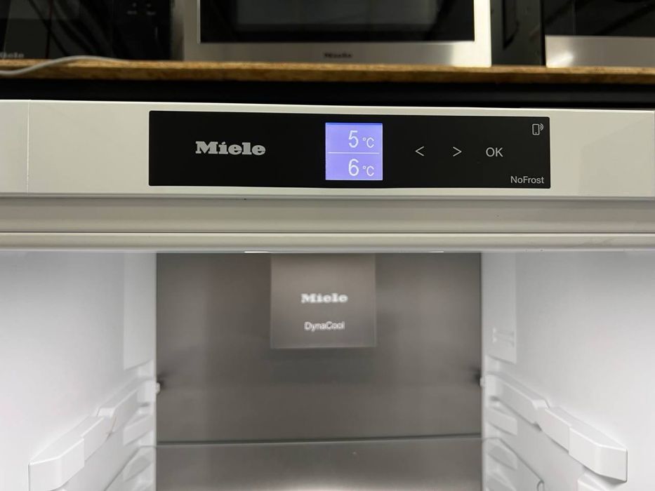 Вбудований холодильник Miele KFN 7744 C