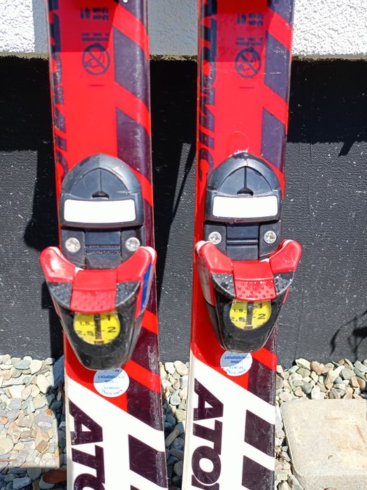 Narty i kask dziecięcy