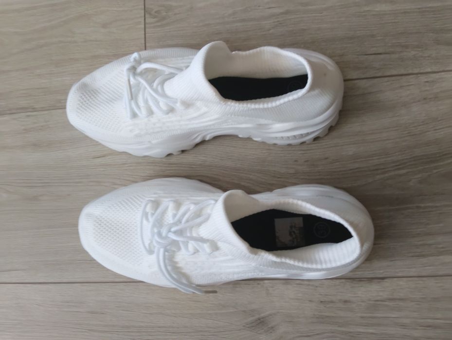 Białe lekkie buty