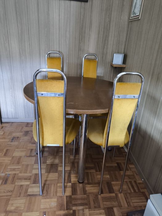 Conjunto de mesa e cadeiras retro