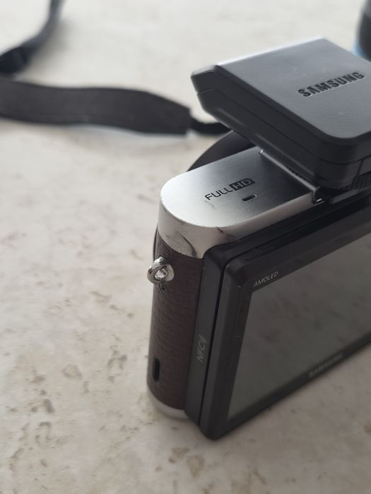 Máquina Fotográfica Mirrorless Samsung NX300 - Castanho + NX 18-55mm f/3.5-5.6 III OIS