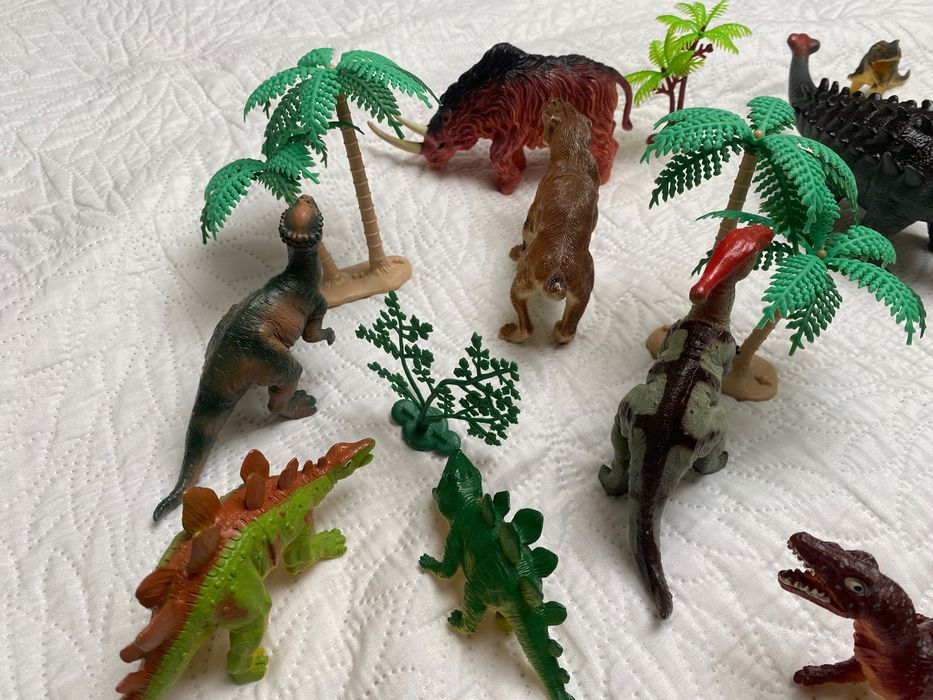 zestaw dinozaurów