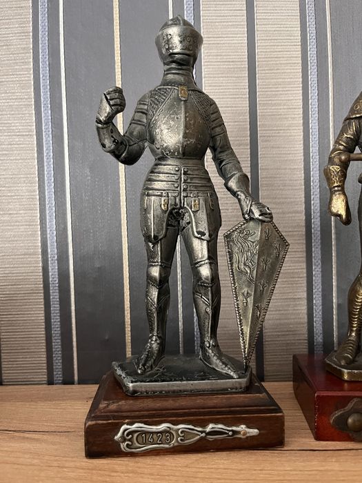 Лицарі в обладунках металеві