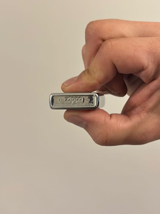 Isqueiro Zippo com icônico logo da Banda Kiss