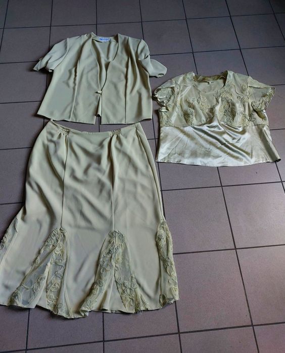 Komplet elegancki damski z ozdobnymi materiałem oliwkowym żakiet bluzk