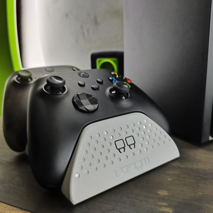 Xbox Series X 1TB – Como Nova + 2 Comandos (Edição Especial Nocturnal