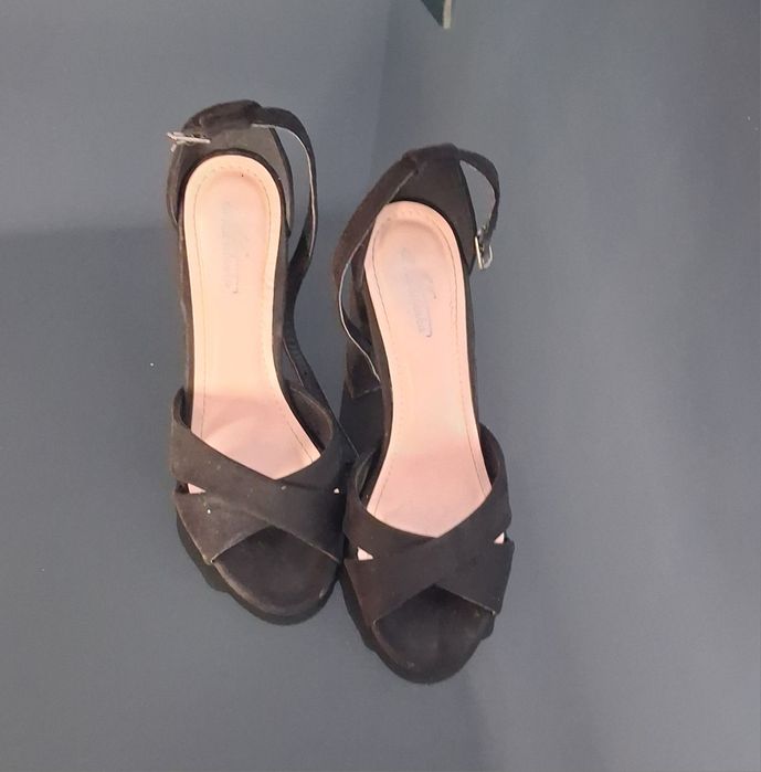 Czarne buty na obcasie