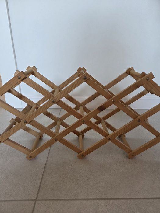 Stojak drewniany na wino