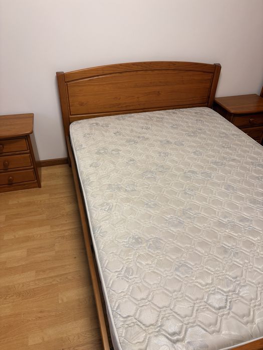 Cama, colchão e mesinhas de cabeceira