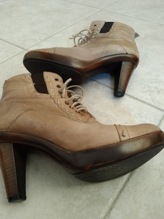 Botas em pele salto alto