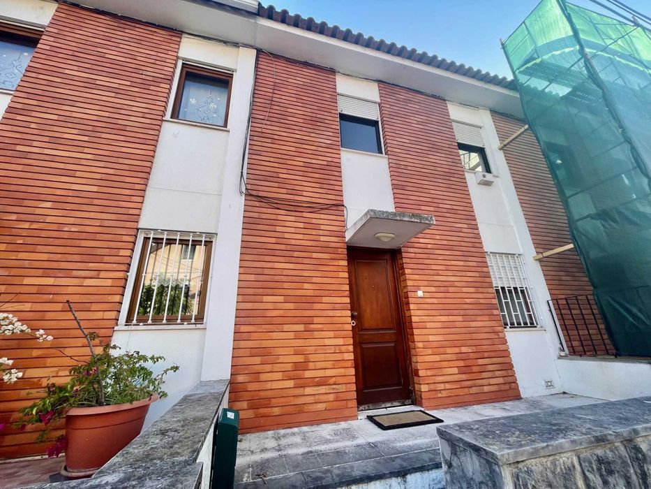 Triplex T3 para arrendamento - Praia Santo Amaro