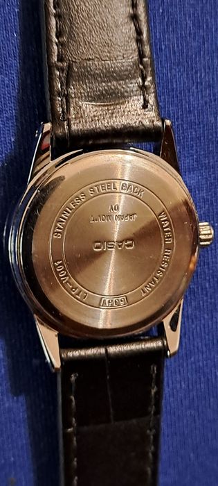 Relógio Casio para Senhora bracelete em couro preto