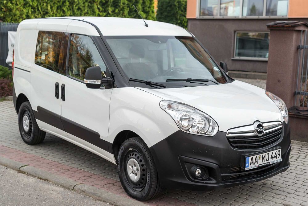 Wynajem samochodu dostawczego Opel Combo