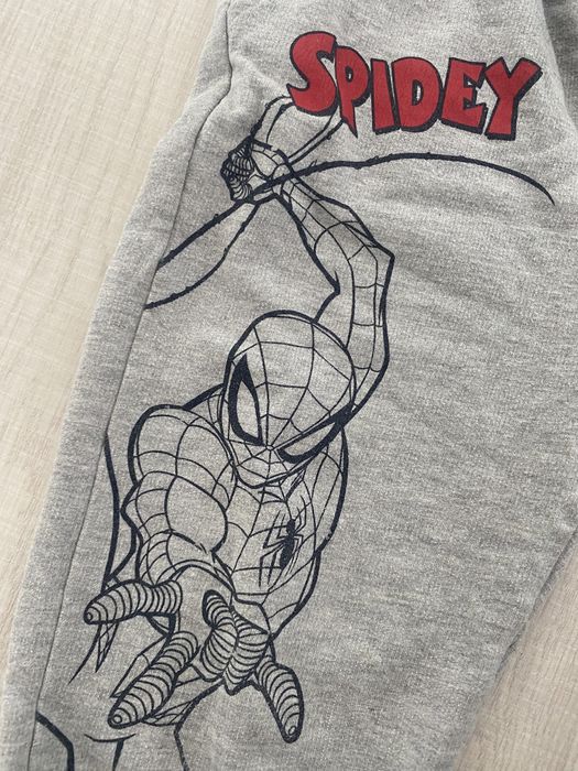 Spodnie dresowe szare spiderman rozm. 122