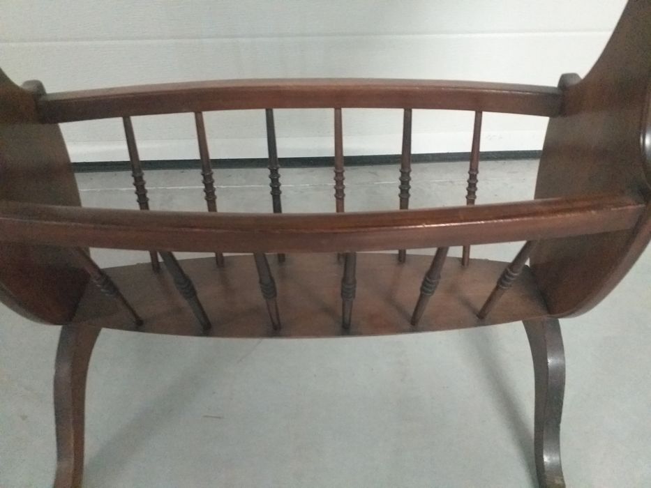 Mesa de apoio com porta revistas.