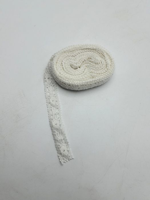 Koronka biała kupon 8,45 m.x 1,70 cm.
