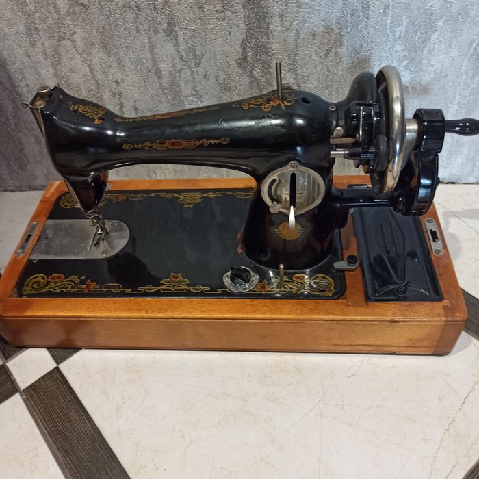 Продам швейную машинку