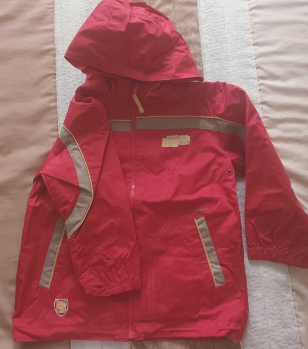 Corta vento com capuz ajustável