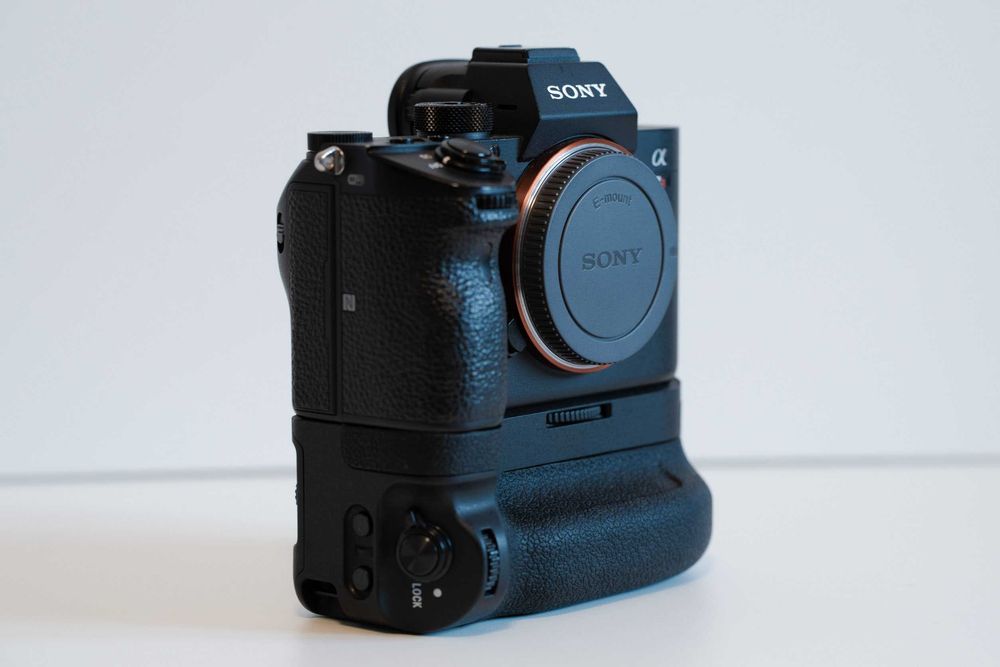 SONY A7R III | Câmara Fotográfica Full Frame 42.4MP + GRIP + SMALLRIG