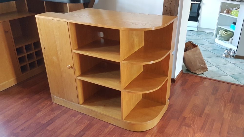 Barek dębowy z szfakami na napoje