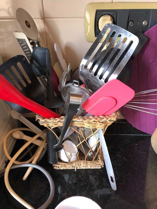 conjunto de utensilios de cozinha diversos