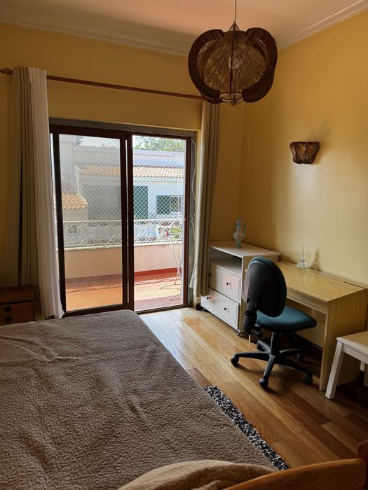 Arrendo quarto em moradia no Bairro do Rosário em Cascais.