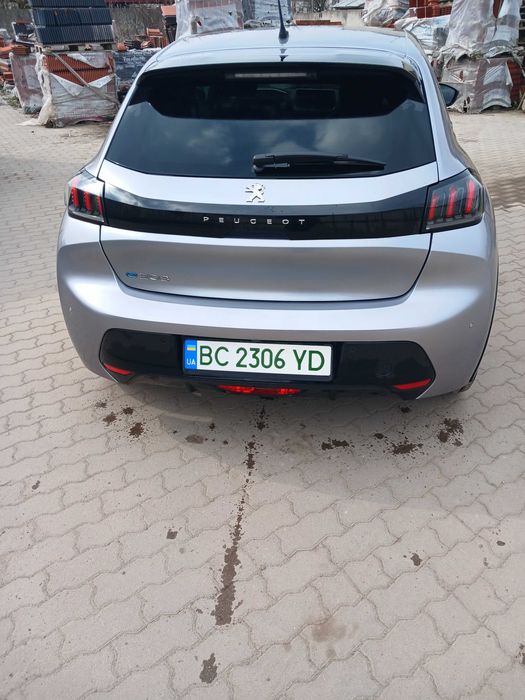 Автомобіль пежо е208 2023 рік