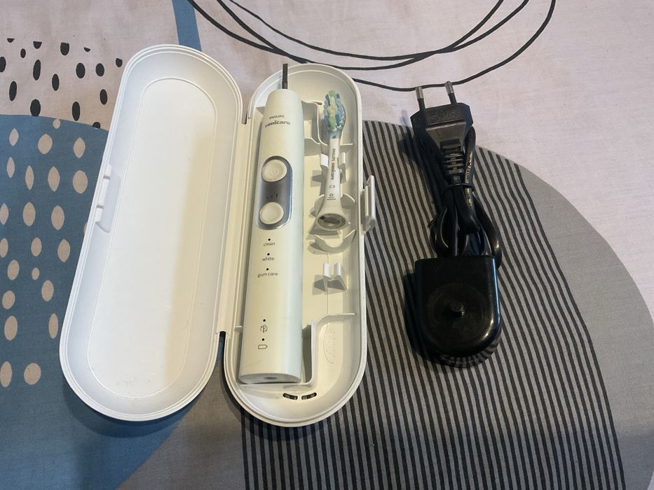 Электрическая зубная щетка Philips Sonicare HX6685T