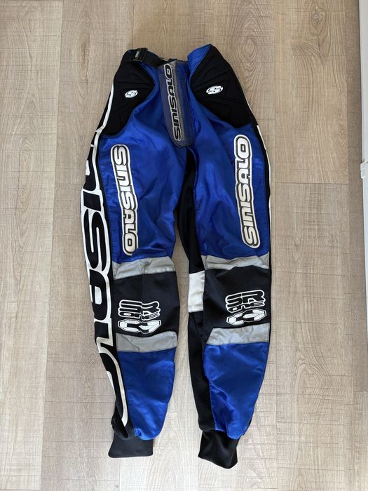 Jovem Motocross - Calças Sinisalo e colete protetor.